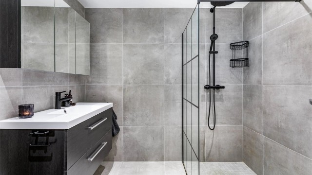 Blåbærstien 5 presenteres av Krogsveen.
Oppføring av tilbygg medførte også muligheten til å utvide badet og renovere eksisterende del. Resultatet er et romslig og stilfullt bad.