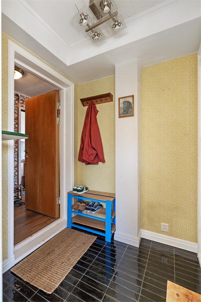 Leilighetens egen entré har plass til oppbevaring av sko og yttertøy.