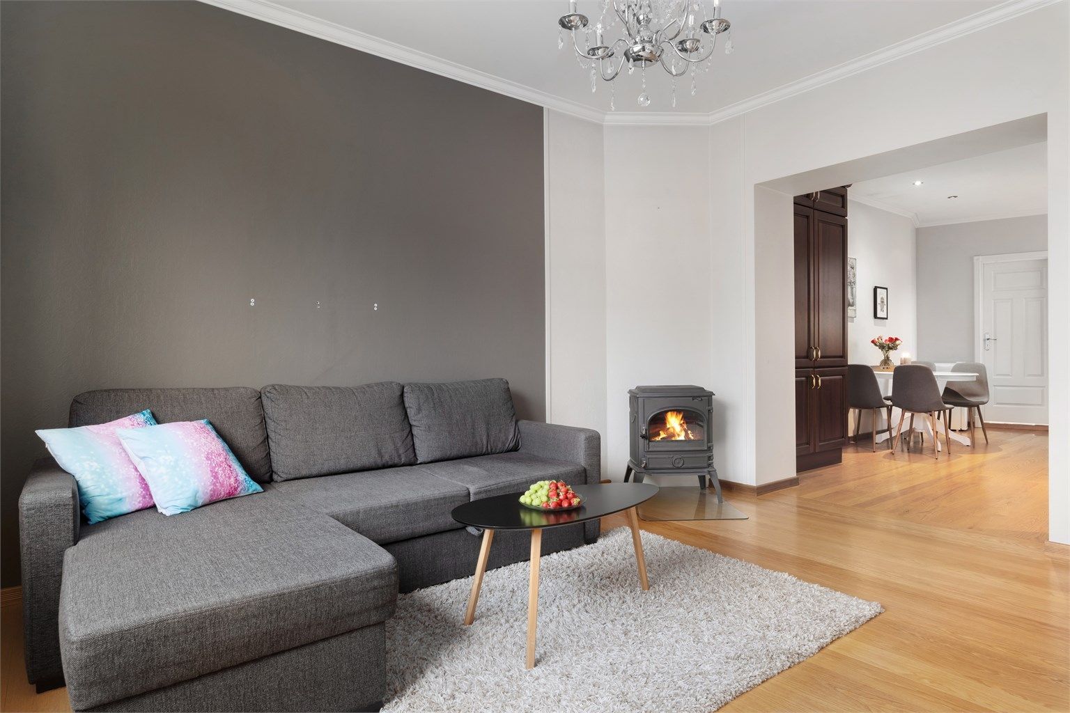 Den åpne forbindelsen mellom stue og kjøkken gir en god flyt mellom romdelene. Det gjøres oppmerksom på at det foreligger fyringsforbud på ildstedet