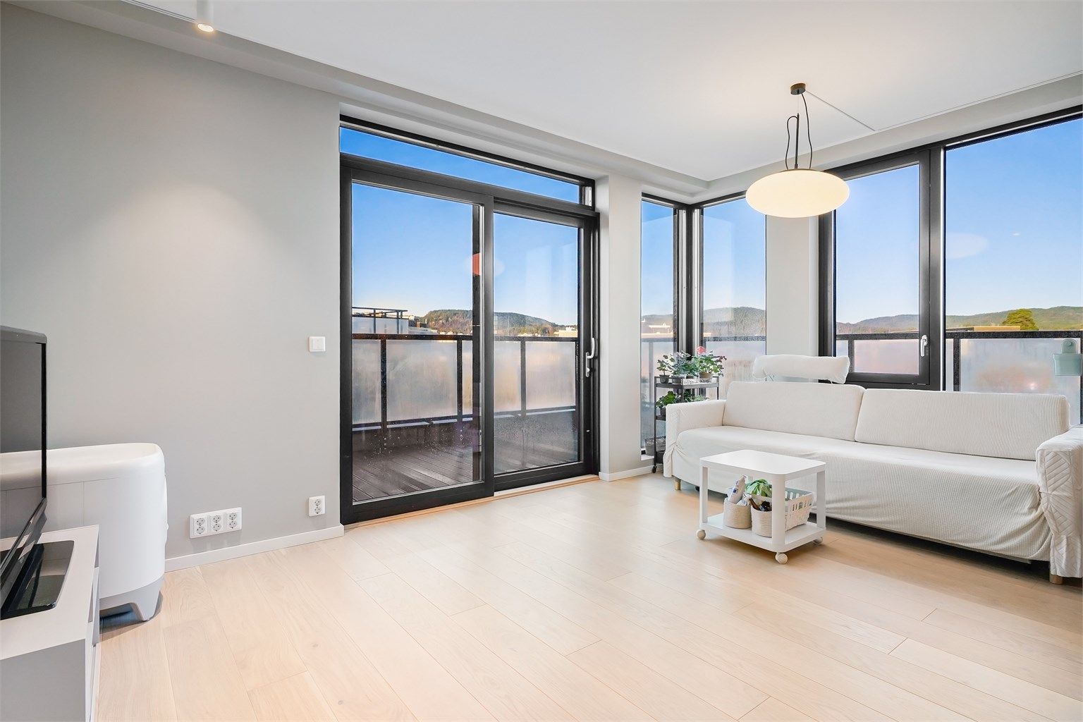 Dette er en nyere og attraktiv 3-roms toppleilighet fra 2024 i hjertet av Bekkestua.