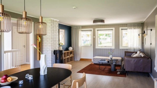 Stuen har god plass til både en stor sofagruppe, spisebord og øvrig møblement.