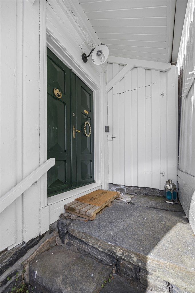 Flott dobbel entrédør med utskjæringer. Det er også en liten redskapsbod rett frem.