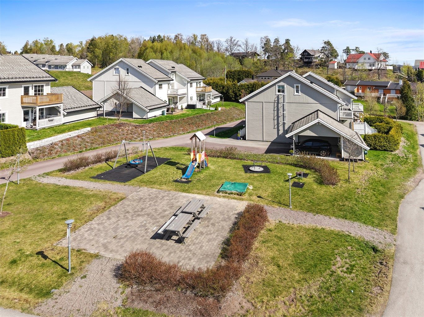 Sameiet har felles lekeplass og hyggelige uteområder.