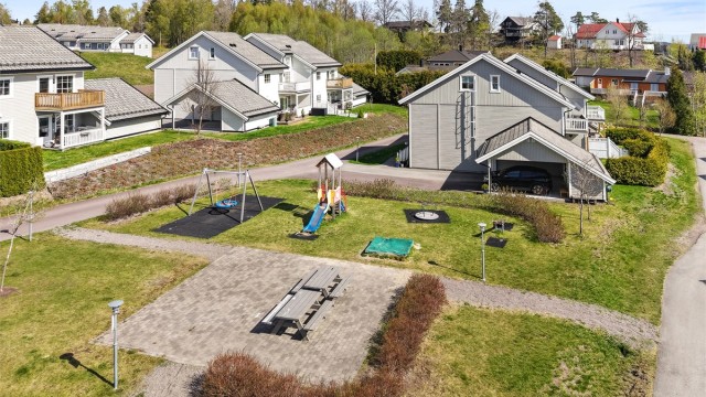 Sameiet har felles lekeplass og hyggelige uteområder.