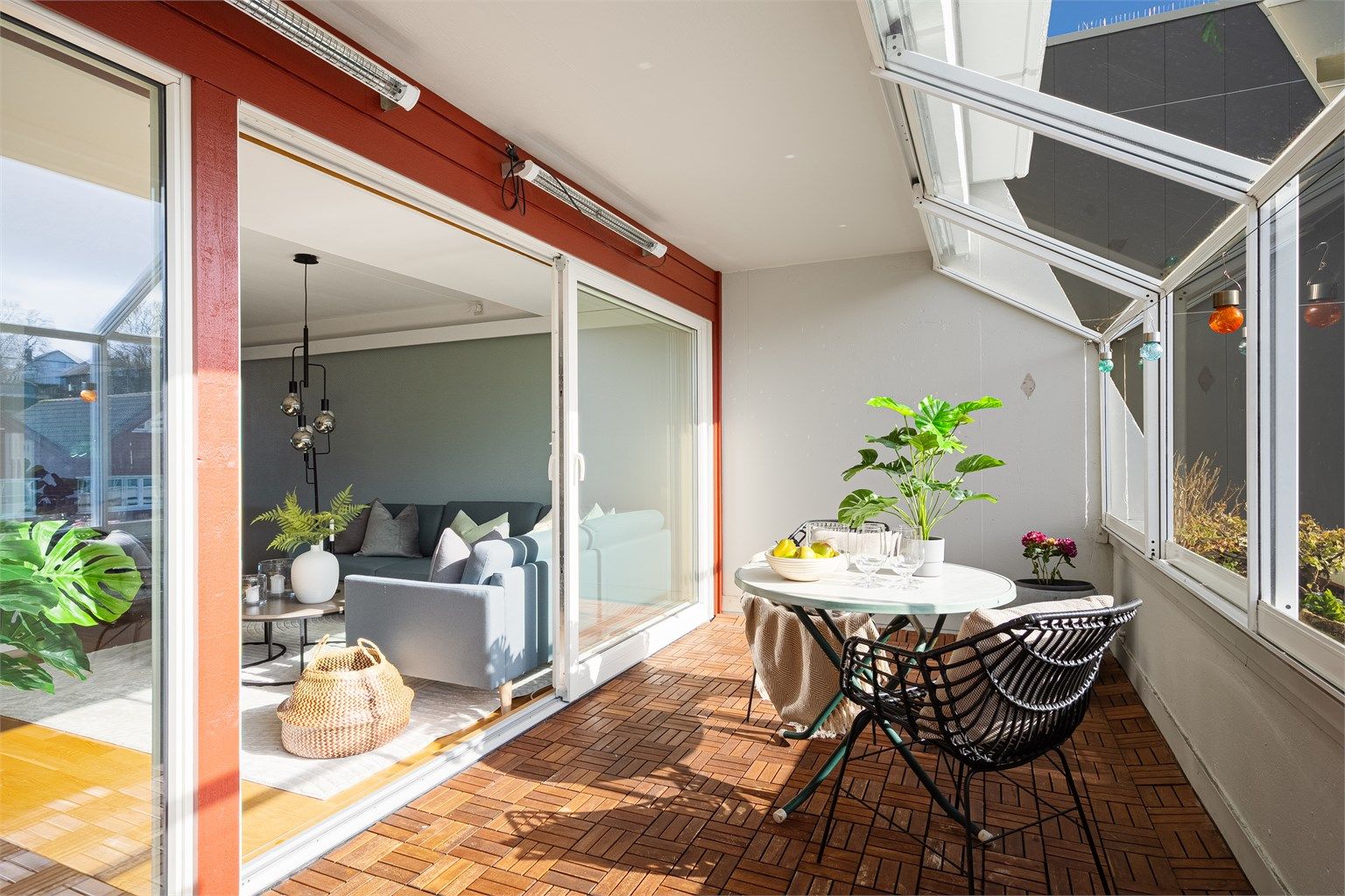 Innglasset balkong - glassene kan skyves til siden, slik at man kan åpne opp og slippe solen inn på balkongen.