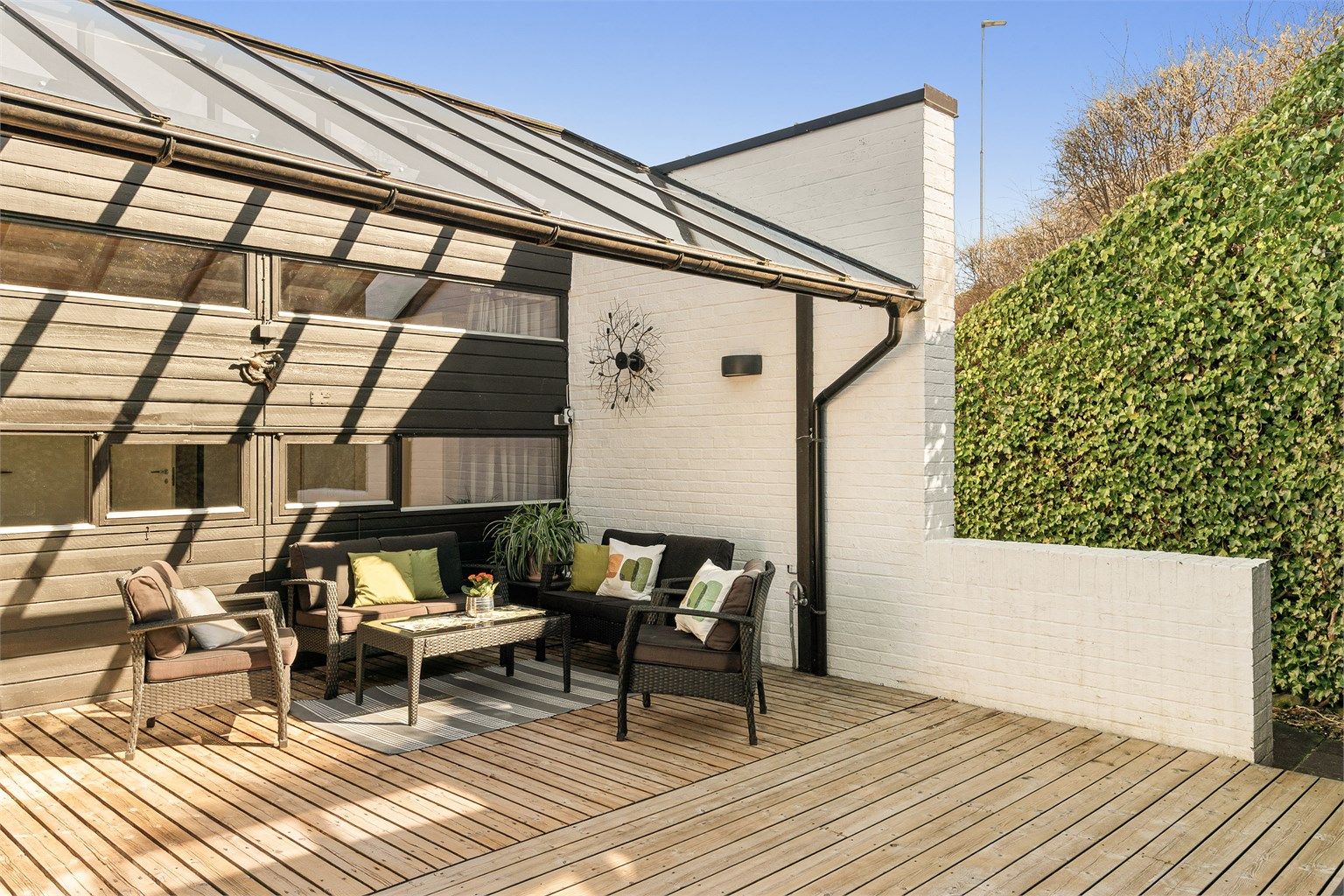 - Selger opplyser at man har sol på terrassen fra kl 12 til kl 20 -