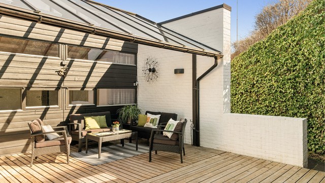 - Selger opplyser at man har sol på terrassen fra kl 12 til kl 20 -