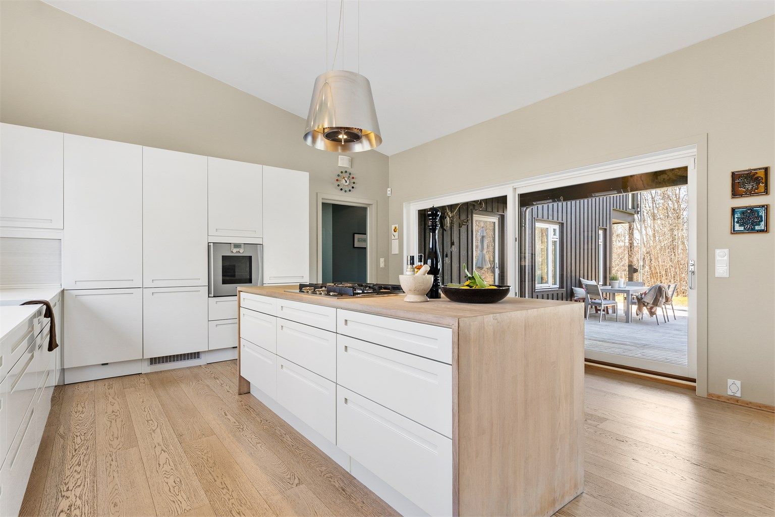 Integrerte hvitevarer: Nedfelt gassplatetopp i kjøkkenøy, stekeovn, oppvaskmaskin og kjøleskap. Ventilator fra himling med kullfilter.