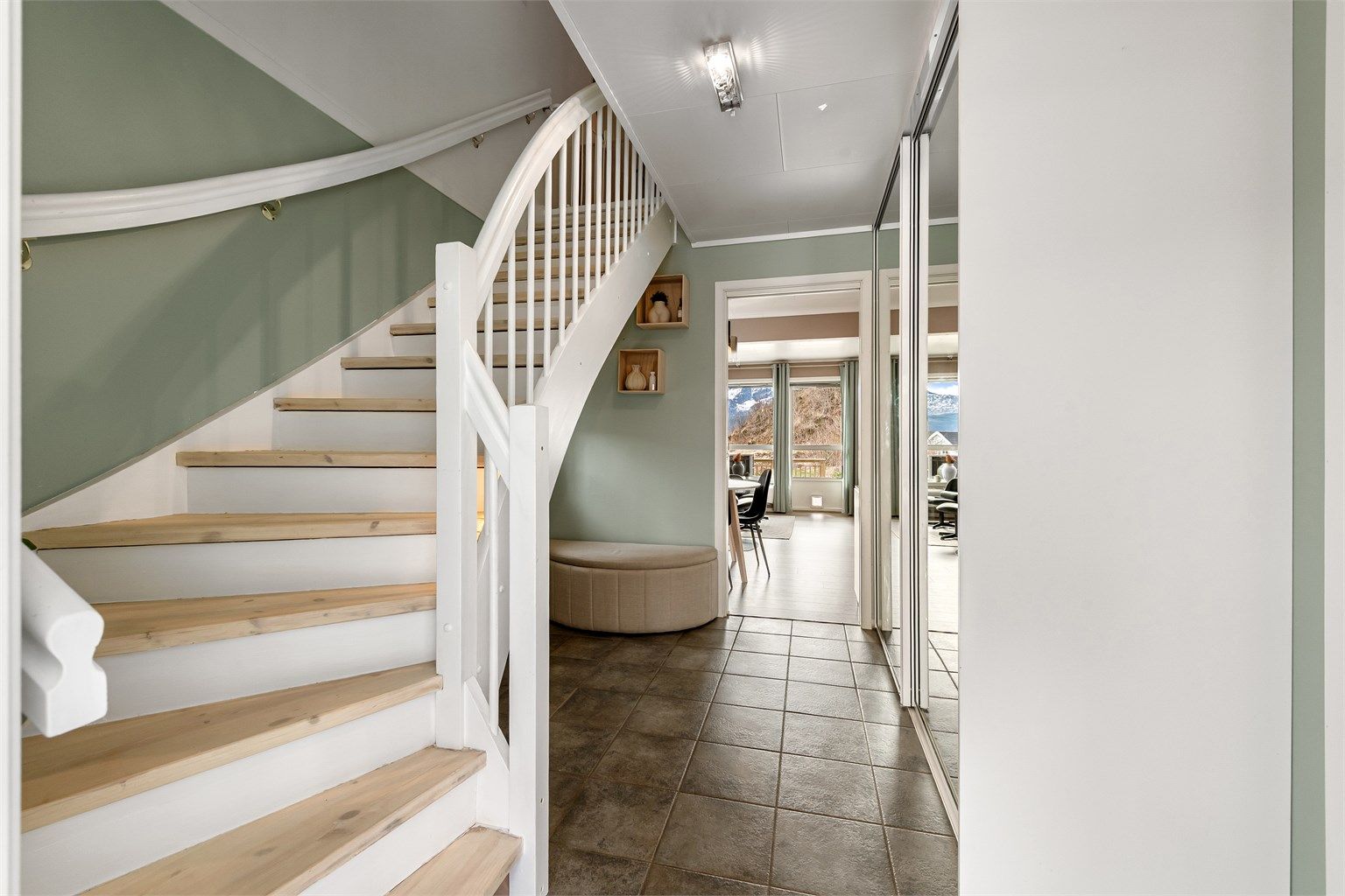 Den hvitmalte tretrappen binder de to etasjene fint sammen.