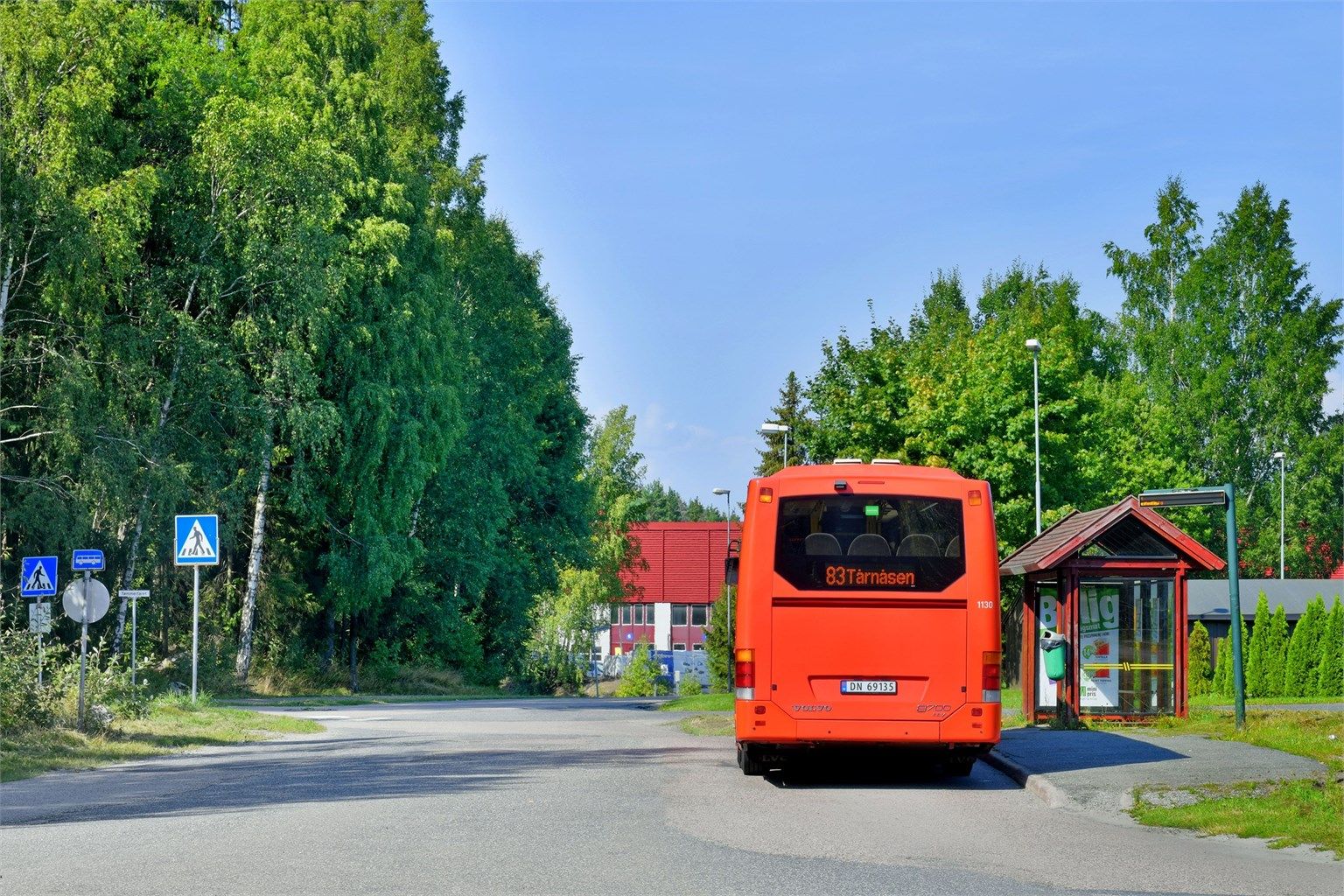 Rett ved Mastemyr bussholdeplass med hyppige avganger til bl.a. Oslo sentrum (omkring 20 min. til Oslo S) – bussen går 4 ganger i timen i rushtiden, samt 2 ganger i timen store deler av dagen - nattbuss i helgene
