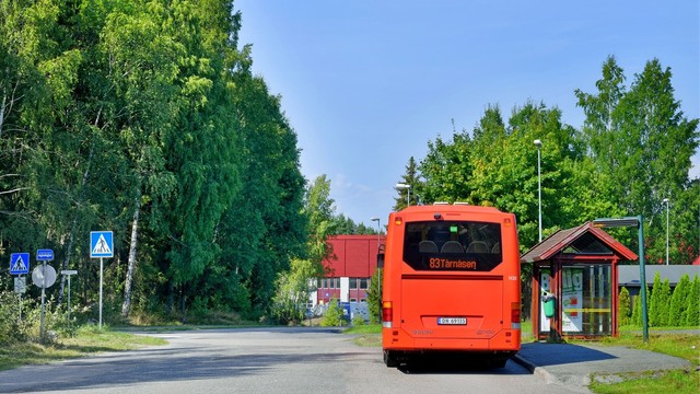 Rett ved Mastemyr bussholdeplass med hyppige avganger til bl.a. Oslo sentrum (omkring 20 min. til Oslo S) – bussen går 4 ganger i timen i rushtiden, samt 2 ganger i timen store deler av dagen - nattbuss i helgene