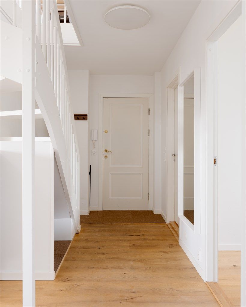 Her er det plass til å henge fra seg yttertøy og sette fra seg sko. 