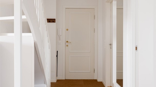 Her er det plass til å henge fra seg yttertøy og sette fra seg sko.