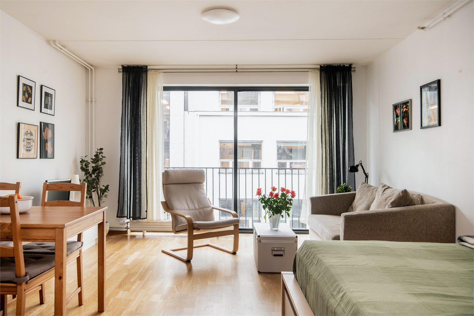 Velkommen til en arealeffektiv 1-roms leilighet i Skippergata 12 - Presentert av Eiendomsmegler Krogsveen v/Kamilla Kaptan. Foto: Lars Gartå.