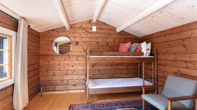 Annekset er innredet med et eget soverom som gir fleksible overnattingsmuligheter.