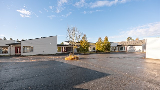 Felles gårdsplass med tilhørende carportanlegg og felles el-billading for borettslaget.
