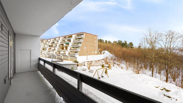 Fra kjøkkenet er det utgang til en flott østvendt balkong