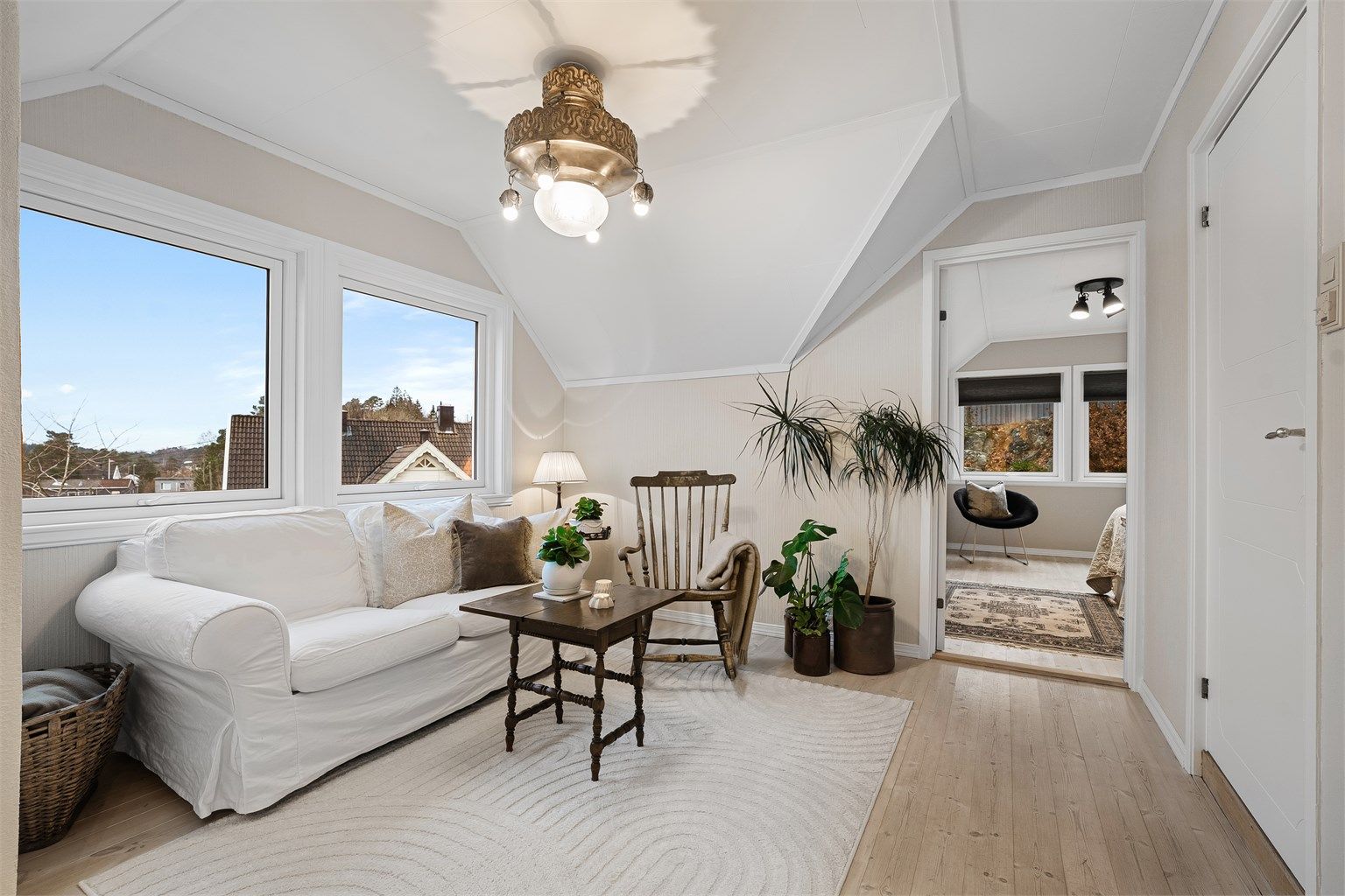 Vi går videre til øverste etasje og loftsstuen. 