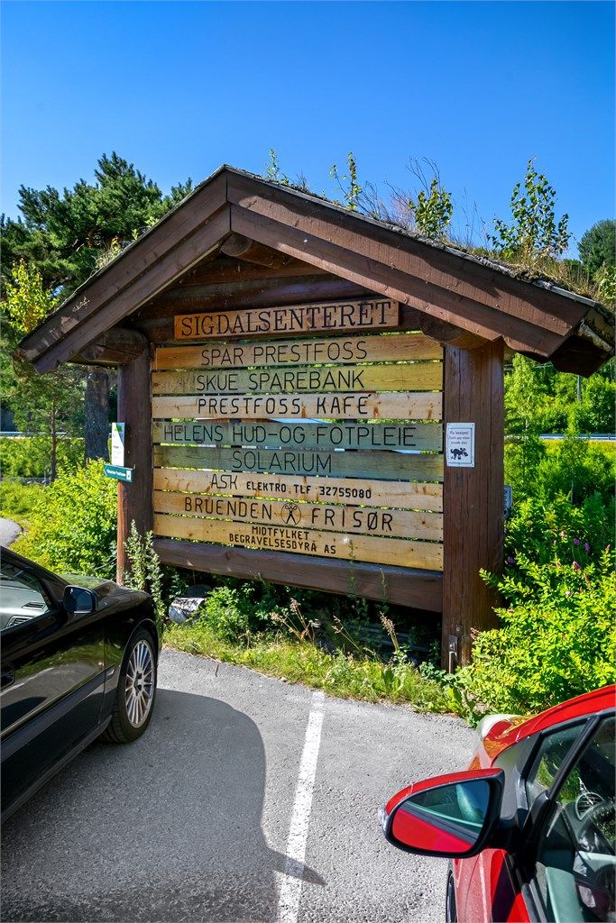 Sigdalsenteret ligger en kort spasertur unna med butikker, bank og kafé.