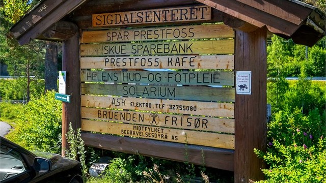 Sigdalsenteret ligger en kort spasertur unna med butikker, bank og kafé.