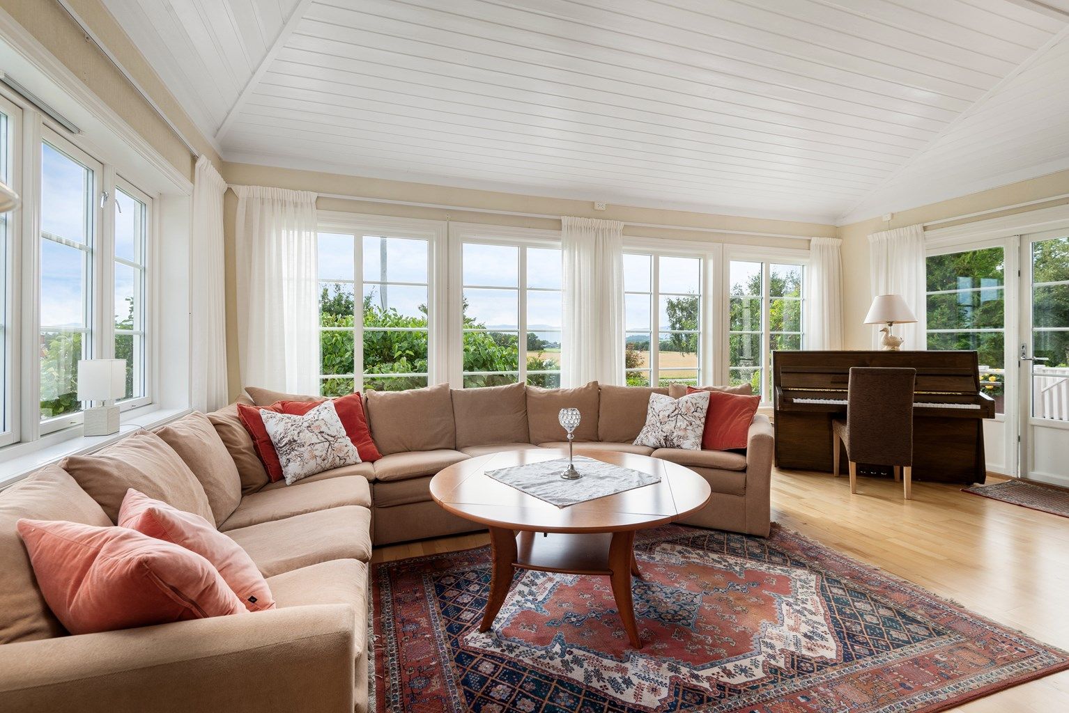 Romslig hovedhus med stort kjøkken
med peis, 4 doble soverom, 3 stuer og bibliotek/kontor. De vakre uteområdene omkranser boligen og gir stuen et meget naturskjønt uttrykk.