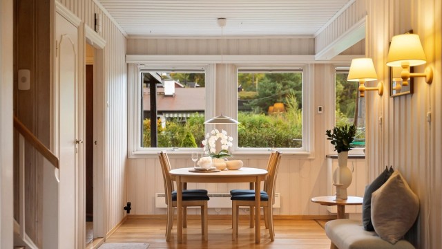 Spiseplassen med store vindusflater og god plass til langbord.