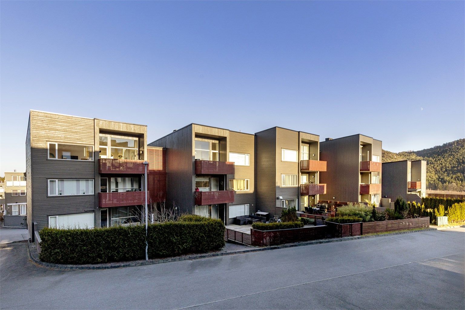 Eiendommen ligger i et etablert og rolig boligområde.