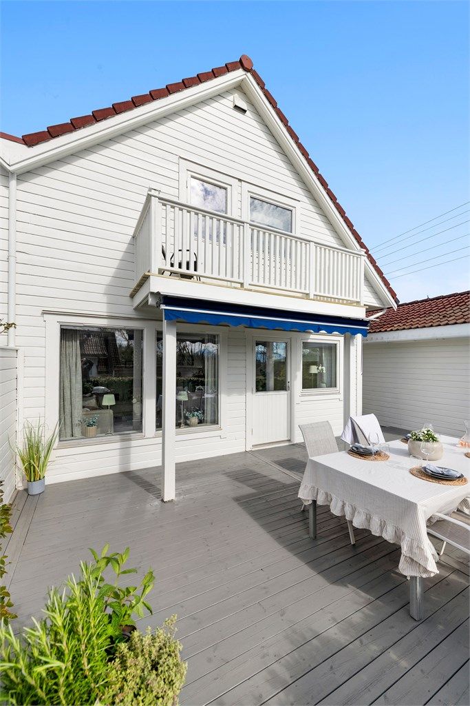 Fra terrassen er det enkel tilgang til både stue og hage
Stor markterrasse over deler av terrassen for lune kvelder uansett vær