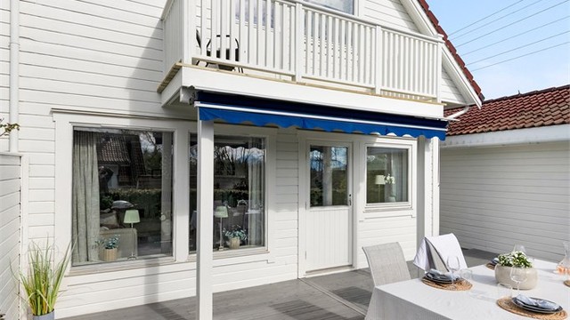 Fra terrassen er det enkel tilgang til både stue og hage
Stor markterrasse over deler av terrassen for lune kvelder uansett vær