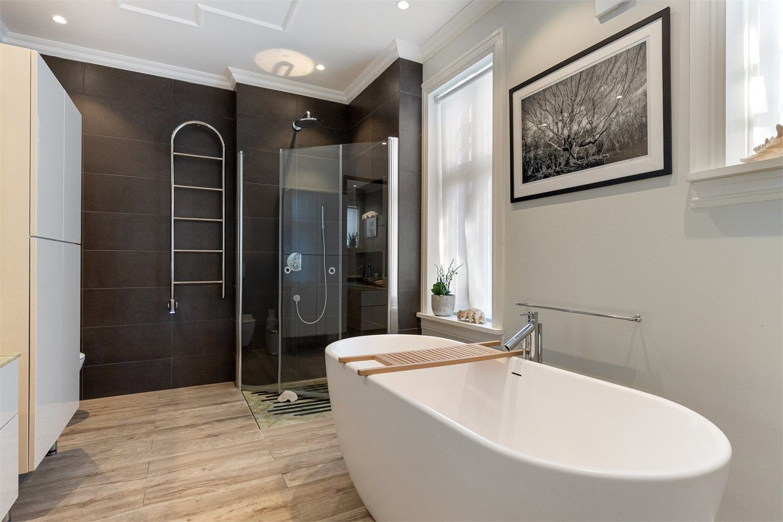 Pent flislagt bad/wc fra ca 2011 med dusjhjørne med svingbare glassdører, senket himling og downlights og gulvvarme
