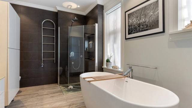 Pent flislagt bad/wc fra ca 2011 med dusjhjørne med svingbare glassdører, senket himling og downlights og gulvvarme