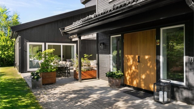 Et innbydende og presentabelt inngangsparti ønsker deg velkommen til boligen