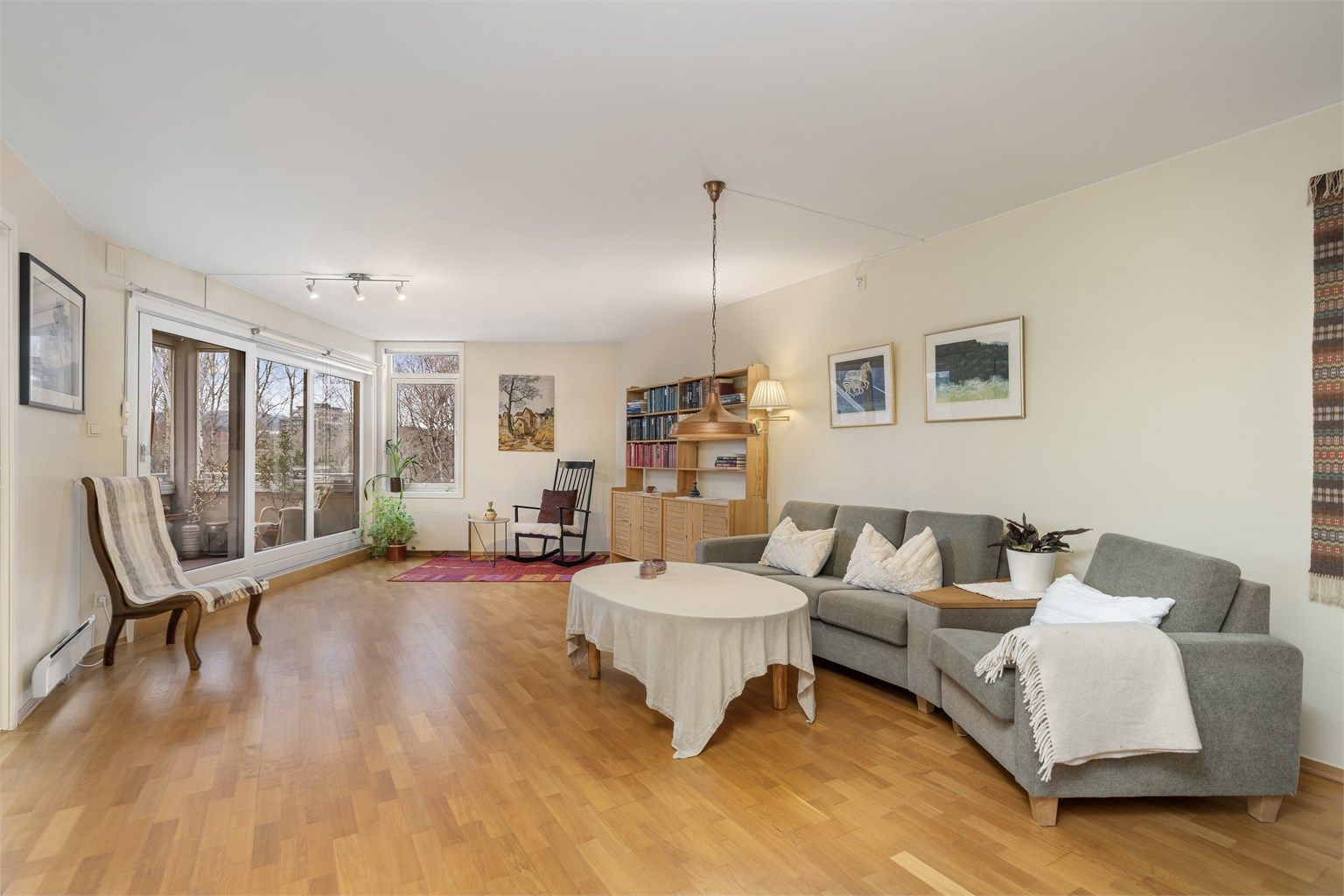 Stuens utforming gir god plass til møblering av forskjellige soner, og det også mulig å etablere en spisestue-sone i stuen. Foto: Fotograf Petter Tanum