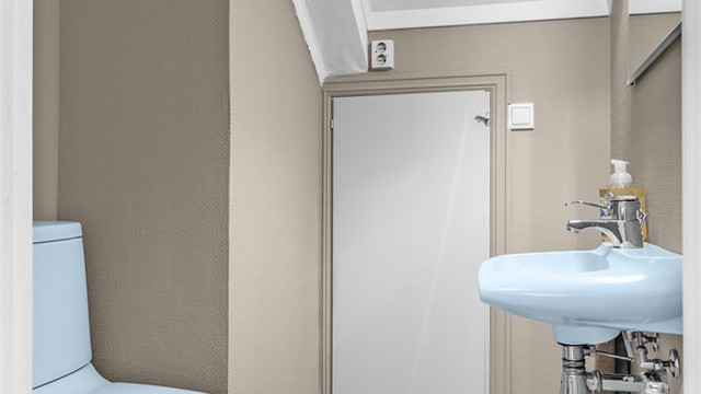 WC - Adkomst via toalettrom til kaldt lagringsloft på ca. 19m² gulvflate