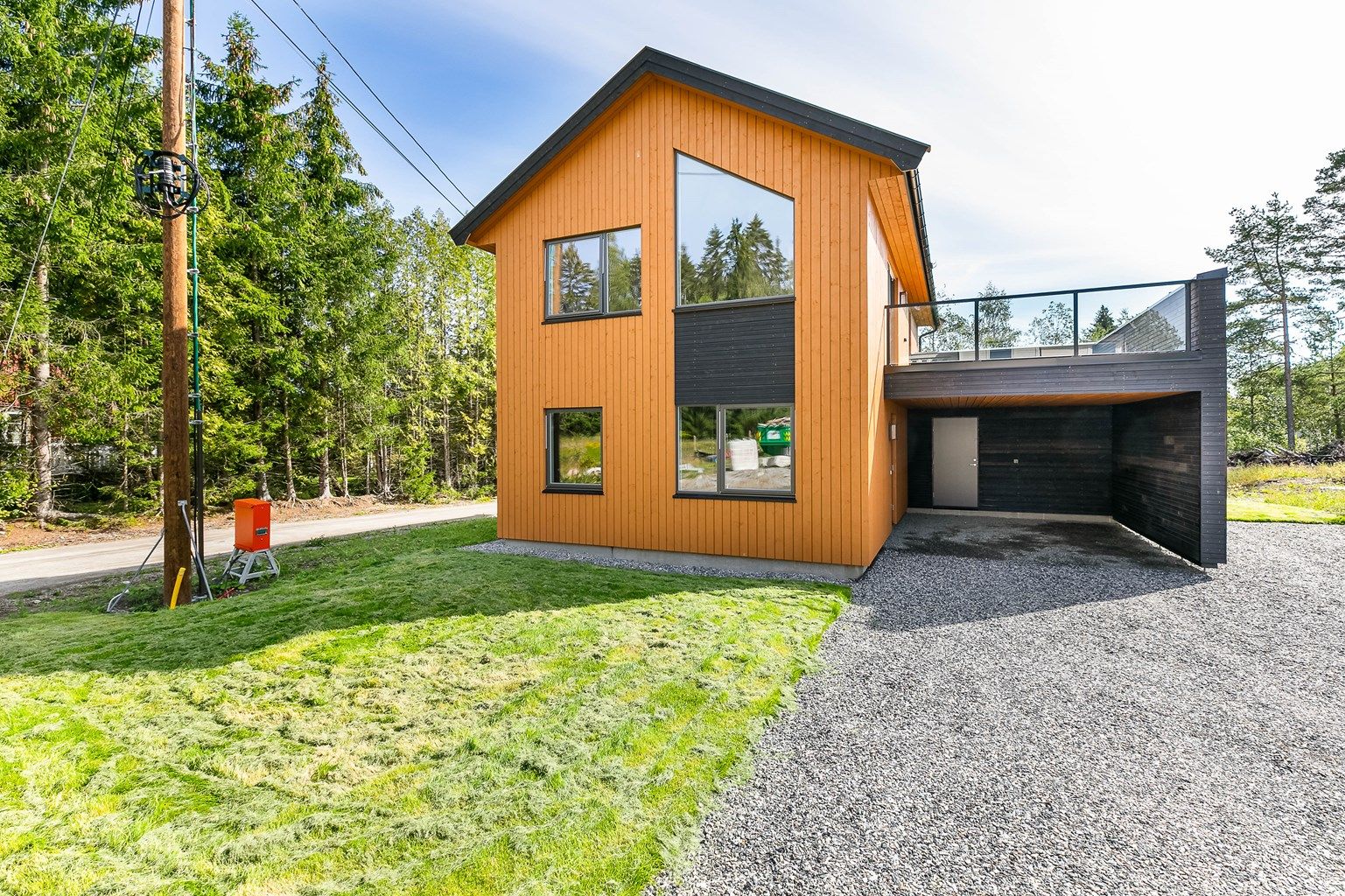 Med carport rett utenfor døren kan du gå tørrskodd til og fra bilen. Isolert sportsbod på 
 ca. 6 kvm. finnes innerst i carporten.