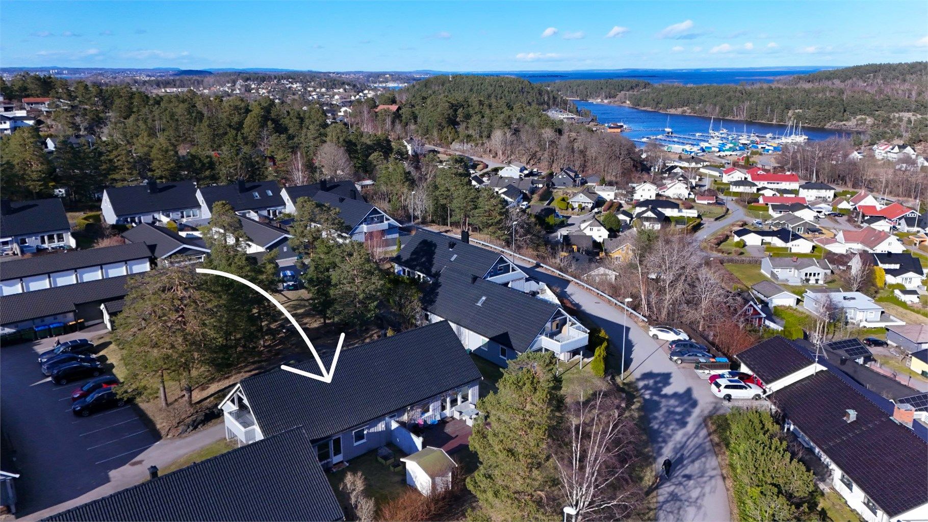 Fra borettslaget er det kort vei til sjøen og Arås båthavn, et ideelt utgangspunkt for bading og båtliv i skjærgården. 10 min på sykkel ned til en av de fineste badeplassen på Nøtterøy med sandstrand og svaberg.