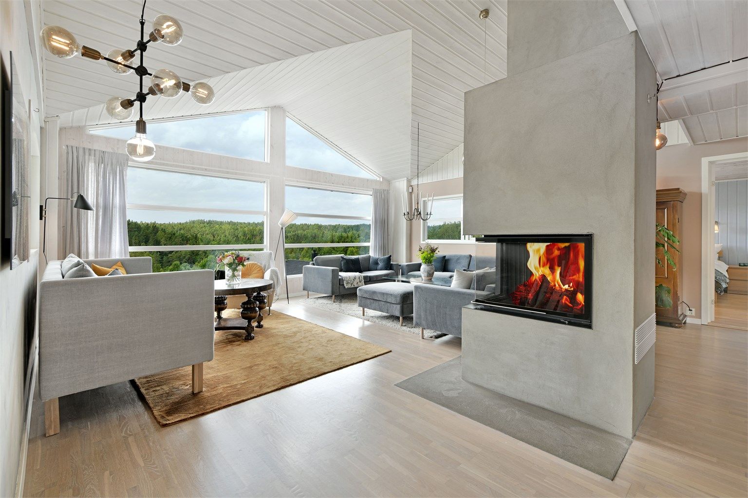 Stue - gjenngående lys i etasjen fra fire himmelretninger - ingen innsyn og flott utsyn