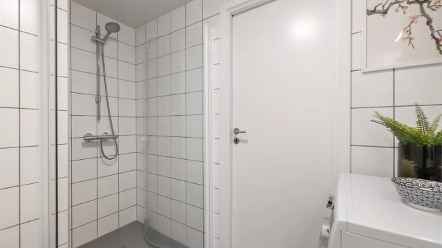 Dusjhjørne med svingbare glassdører