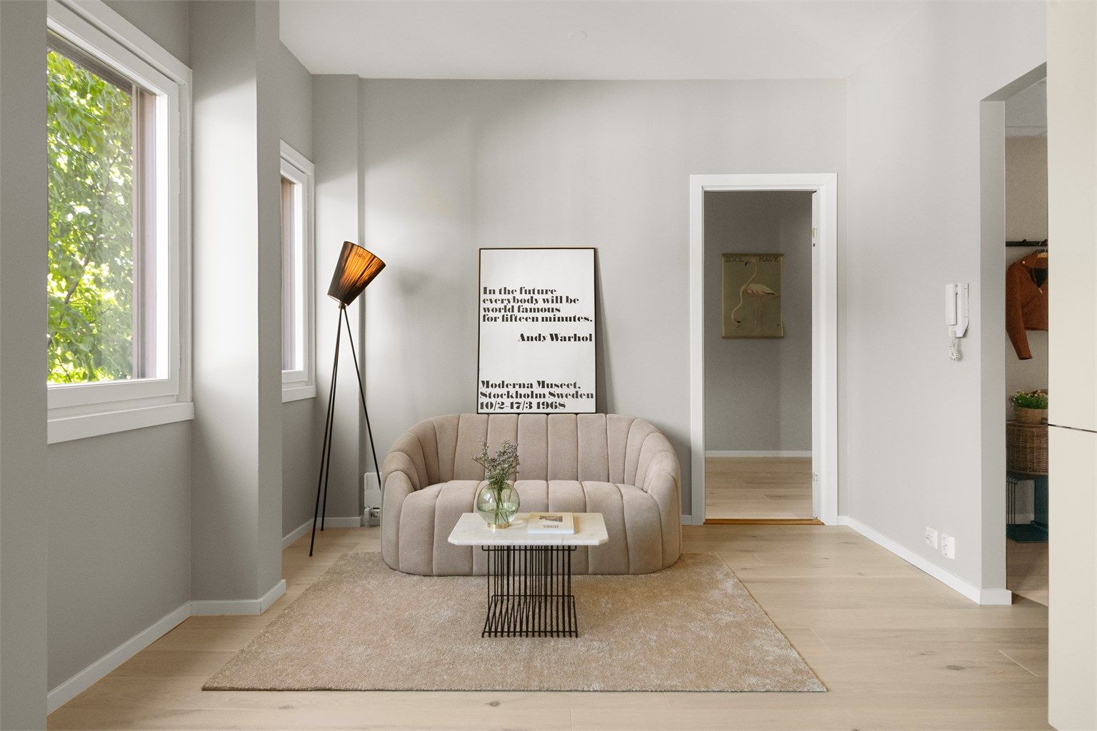 Fin stue med plass til sofa. 