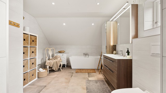 Flislagt bad i andre etasje med gulvvarme, badekar og downlights i himling.