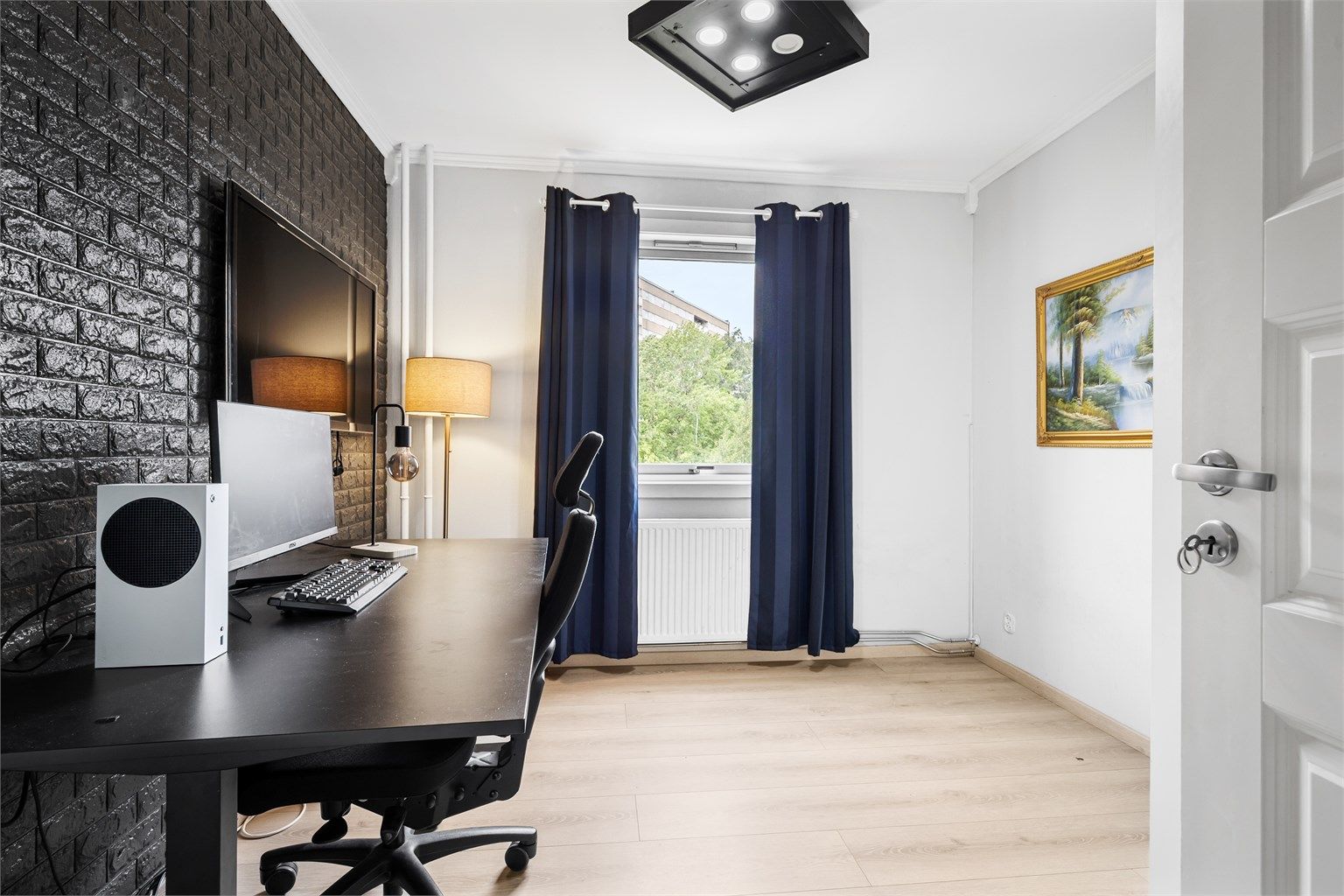 Det fjerde soverommet er i dag innredet som kontor, og viser fleksibiliteten i planløsningen.