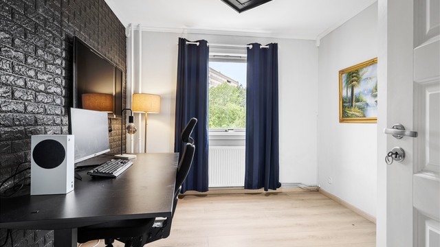 Det fjerde soverommet er i dag innredet som kontor, og viser fleksibiliteten i planløsningen.