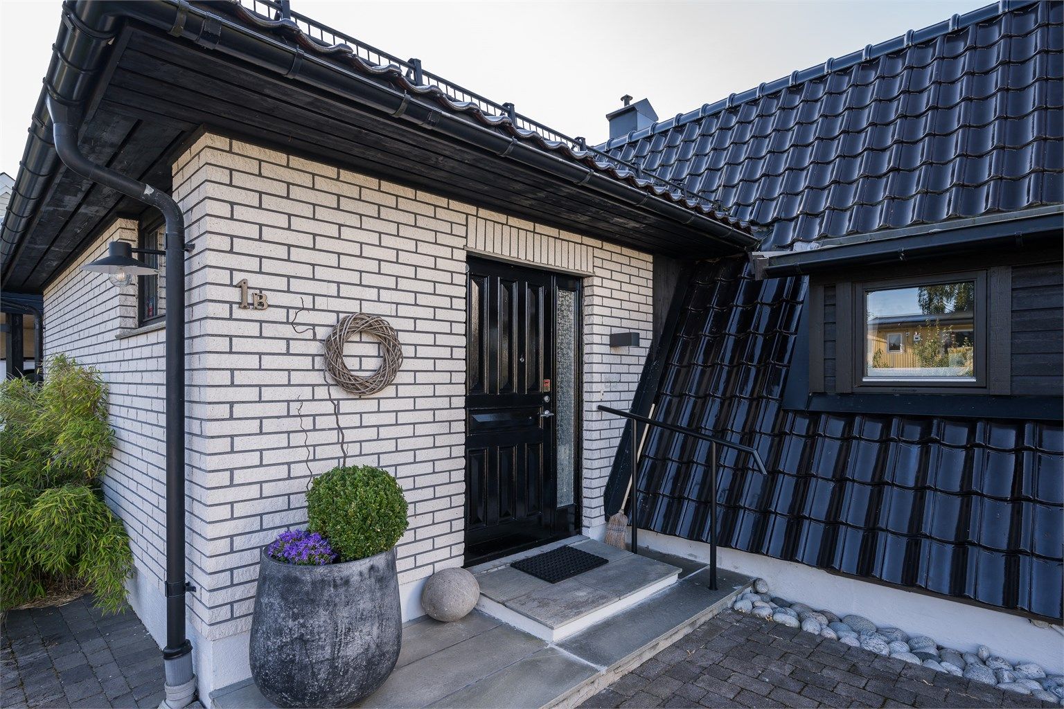 Pen, innholdsrik enebolig med alt på en flate, nydelig hage, carport 