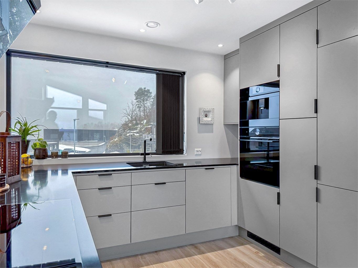 Kjøkkenet er fra Epoq med slette fronter og praktiske løsninger.