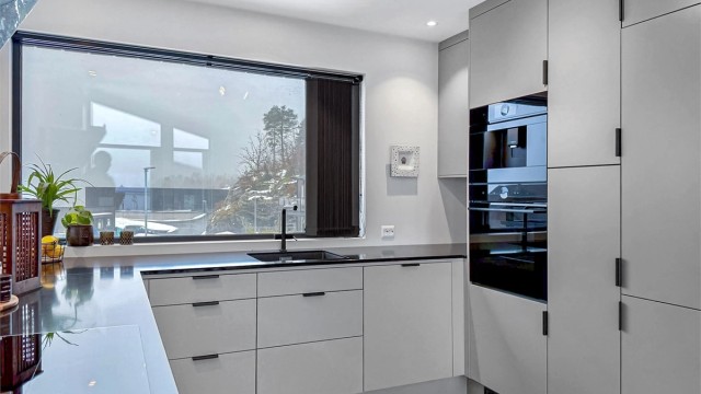 Kjøkkenet er fra Epoq med slette fronter og praktiske løsninger.