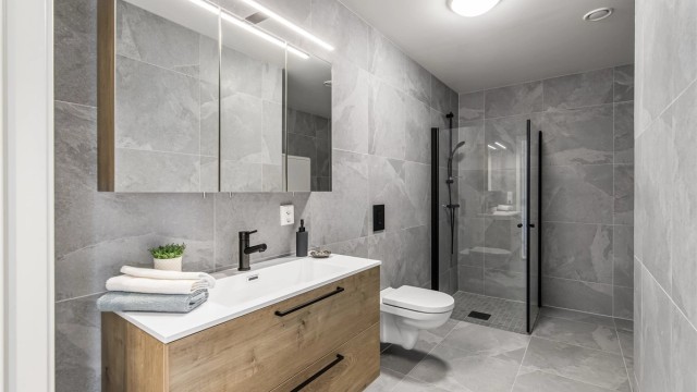 Badet er flislagt med varmekabler i gulv
