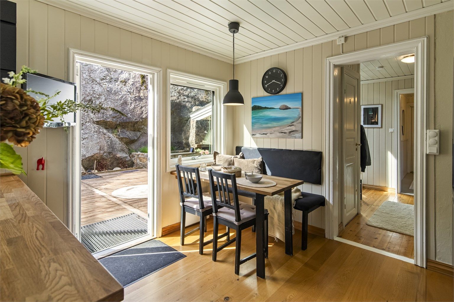 Den hyggelige spisekroken ved vinduet er perfekt for frokosten. Fra kjøkkenet er det utgang til en stor og usjenert terrasse.