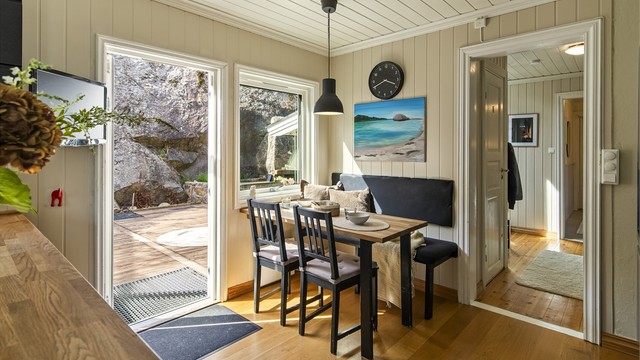 Den hyggelige spisekroken ved vinduet er perfekt for frokosten. Fra kjøkkenet er det utgang til en stor og usjenert terrasse.
