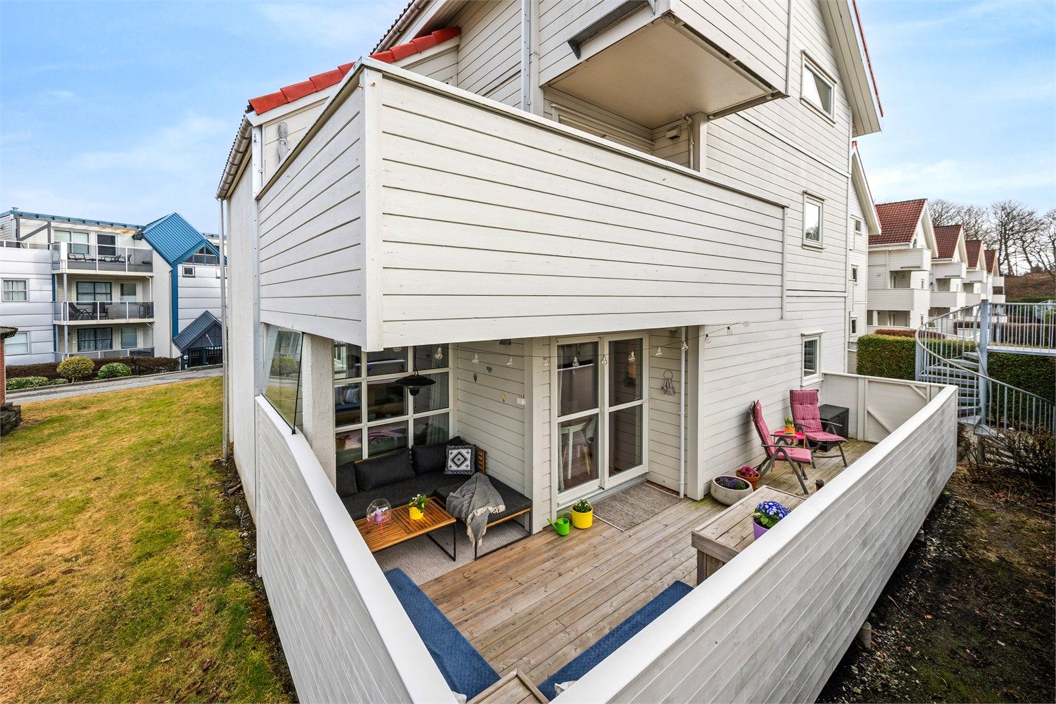 Leiligheten ligger på enden av bygget mot grøntområde og med kort vei til parkeringsplass i garasje. 