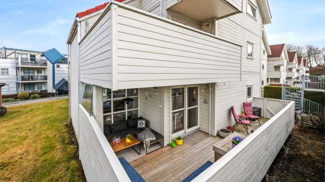 Leiligheten ligger på enden av bygget mot grøntområde og med kort vei til parkeringsplass i garasje.